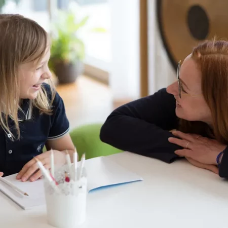 Michaela_Engels mit einem Maedchen beide lachen